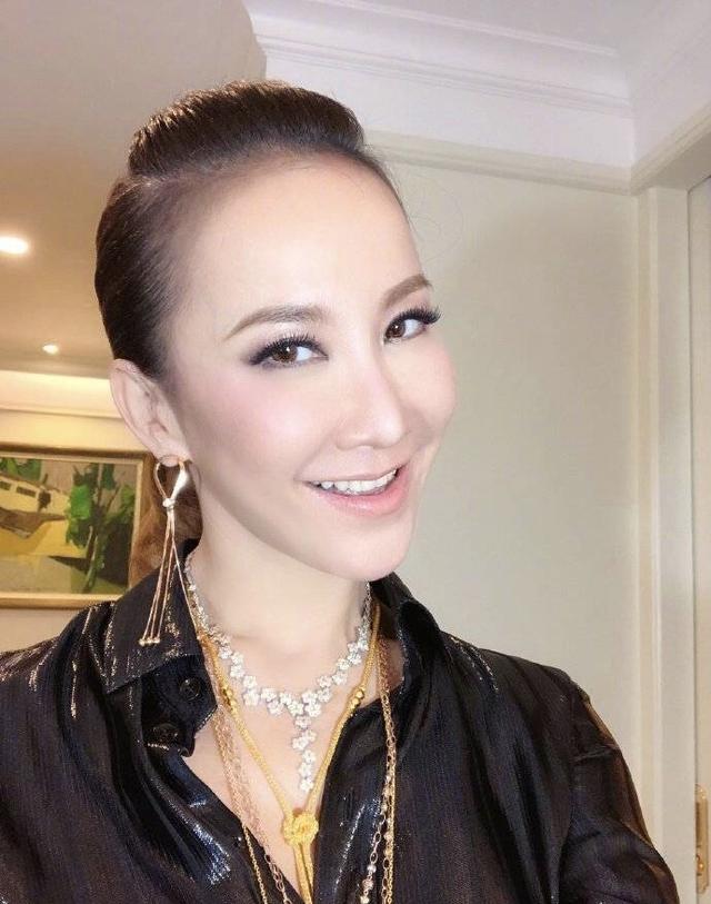 44歲李玟落淚承認科技整容，卻終究逃不過「蔡明臉」！