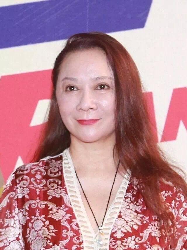 44歲李玟落淚承認科技整容，卻終究逃不過「蔡明臉」！