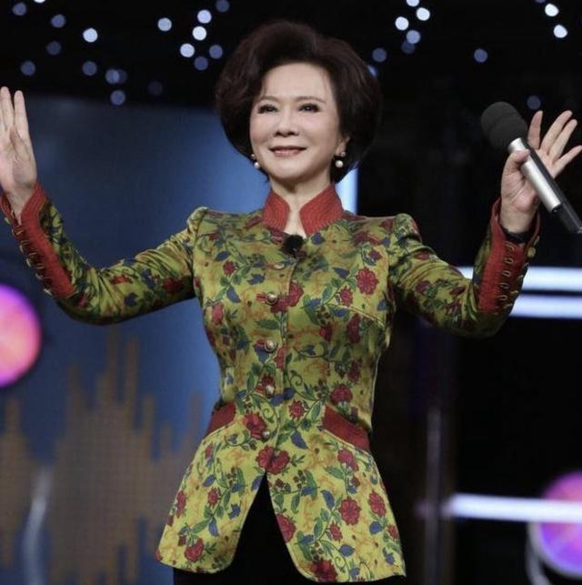 44歲李玟落淚承認科技整容，卻終究逃不過「蔡明臉」！