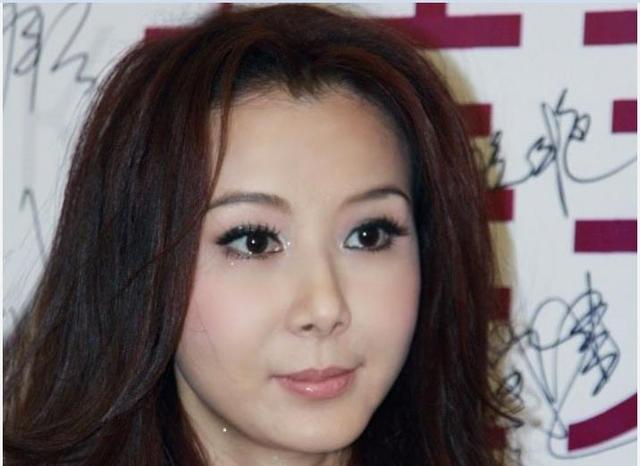 44歲李玟落淚承認科技整容，卻終究逃不過「蔡明臉」！