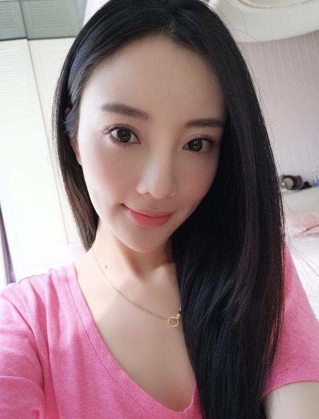 44歲李玟落淚承認科技整容，卻終究逃不過「蔡明臉」！
