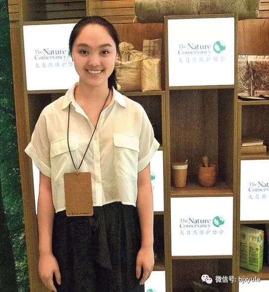 李連傑女兒，7歲給劉德華伴舞，8歲跟成龍走紅毯，16歲成這樣! 