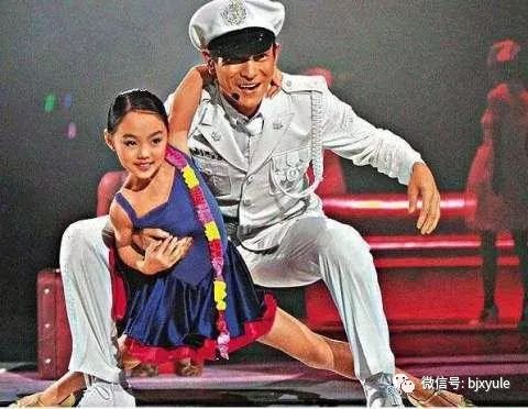 李連傑女兒，7歲給劉德華伴舞，8歲跟成龍走紅毯，16歲成這樣! 