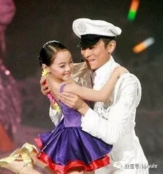 李連傑女兒，7歲給劉德華伴舞，8歲跟成龍走紅毯，16歲成這樣! 