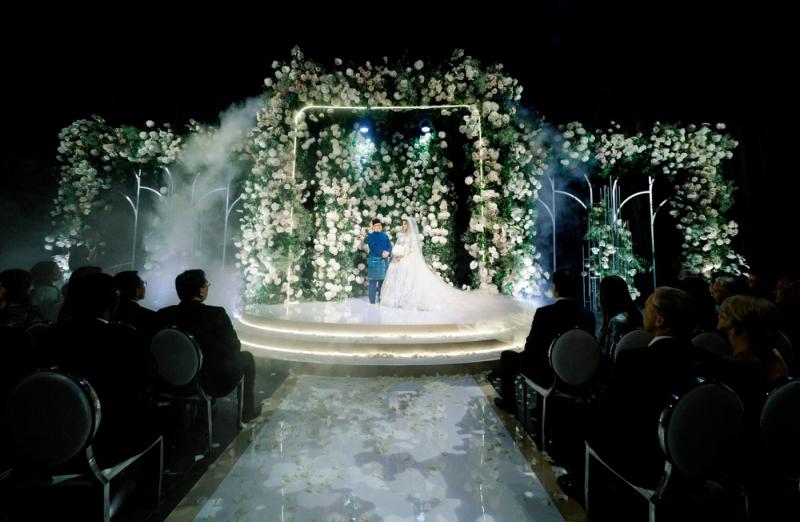 【大馬王室婚禮超誇張!】前Agong婚禮現場有馬戲團表演?!新娘子還大秀事業線❤網友:果然有錢~(內有影片)