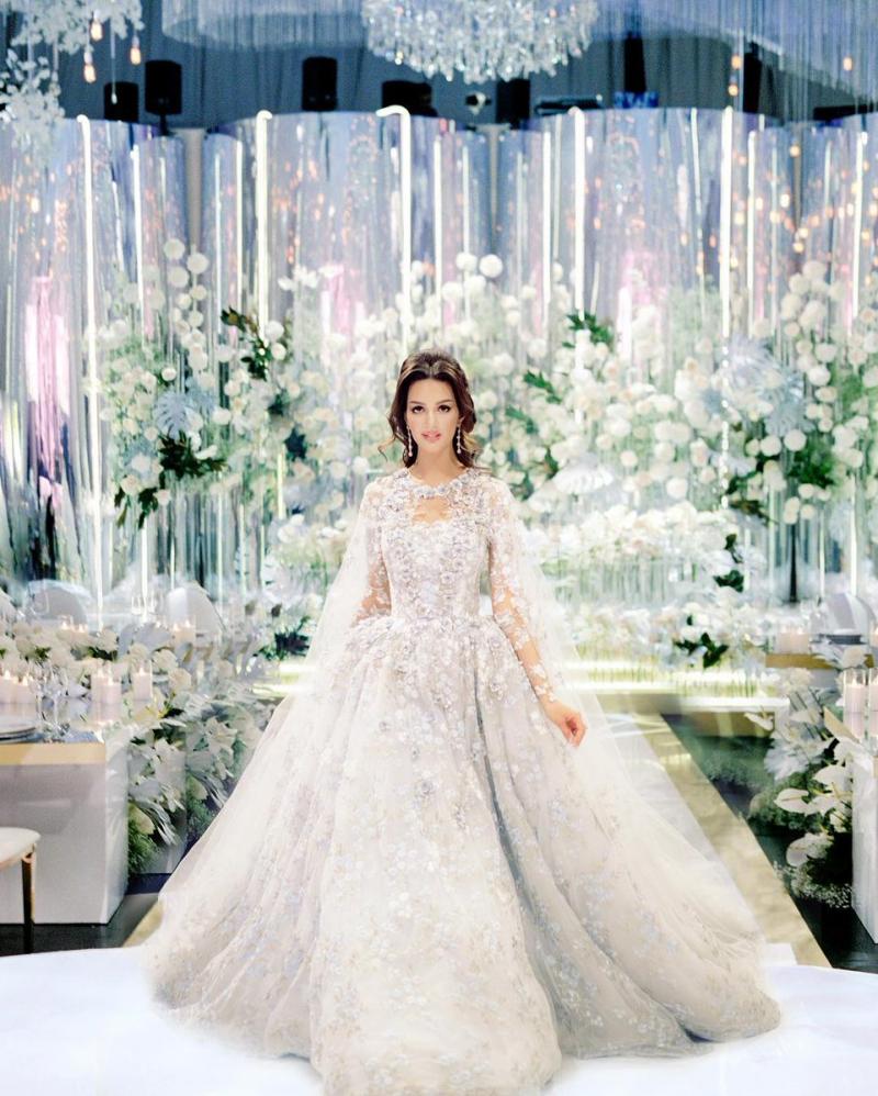 【大馬王室婚禮超誇張!】前Agong婚禮現場有馬戲團表演?!新娘子還大秀事業線❤網友:果然有錢~(內有影片)
