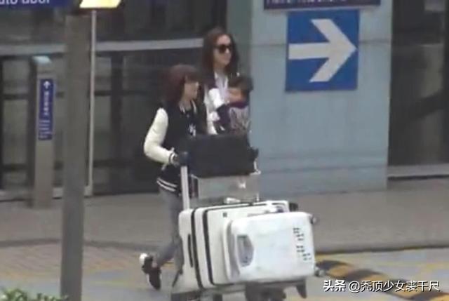 TVB小花鐘嘉欣首度帶二胎公開現身，寶寶頭髮濃密模樣俊俏可愛！