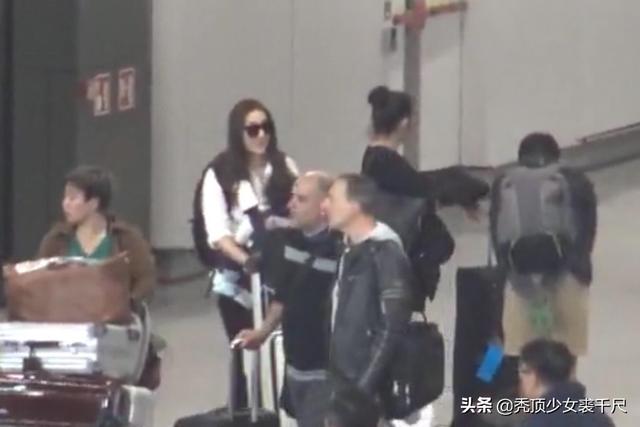 TVB小花鐘嘉欣首度帶二胎公開現身，寶寶頭髮濃密模樣俊俏可愛！