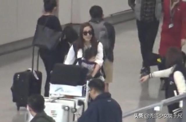 TVB小花鐘嘉欣首度帶二胎公開現身，寶寶頭髮濃密模樣俊俏可愛！