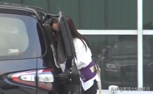 TVB小花鐘嘉欣首度帶二胎公開現身，寶寶頭髮濃密模樣俊俏可愛！