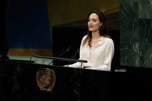【真的變成老巫婆了!?】Angelina Jolie近照曝光! 臉部扭曲 + 冒青筋, 網民直呼: 又殘又憔悴!