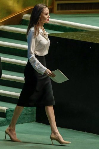 【真的變成老巫婆了!?】Angelina Jolie近照曝光! 臉部扭曲 + 冒青筋, 網民直呼: 又殘又憔悴!