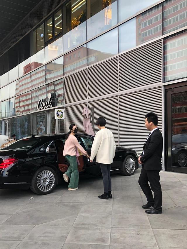 范冰冰逛街露寒酸，鞋子半年未換，豪車降級成百萬陷「破產」疑雲！