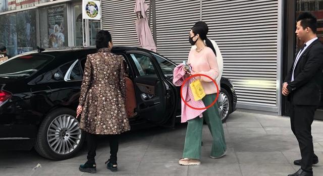 范冰冰逛街露寒酸，鞋子半年未換，豪車降級成百萬陷「破產」疑雲！