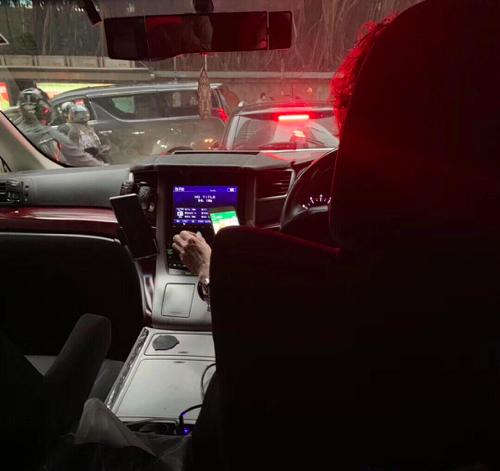 網曝張柏芝媽媽開網約車賺錢 一年半完成超兩千單|張柏芝|網約車|媽媽_