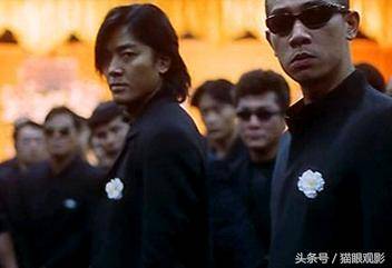 飾演黑幫老大爆紅的他，15歲當黑老大，65歲走穴為生，為愛妻洗心革面！