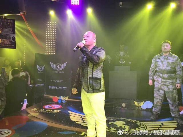 飾演黑幫老大爆紅的他，15歲當黑老大，65歲走穴為生，為愛妻洗心革面！
