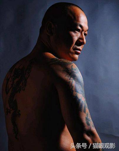飾演黑幫老大爆紅的他，15歲當黑老大，65歲走穴為生，為愛妻洗心革面！