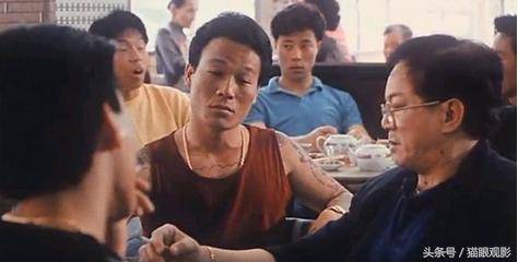 飾演黑幫老大爆紅的他，15歲當黑老大，65歲走穴為生，為愛妻洗心革面！