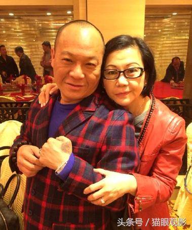 飾演黑幫老大爆紅的他，15歲當黑老大，65歲走穴為生，為愛妻洗心革面！