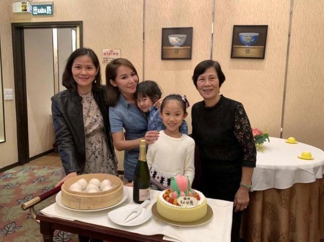 洗米嫂帶女兒為媽媽慶祝69歲生日，但老公洗米華卻不見蹤影!