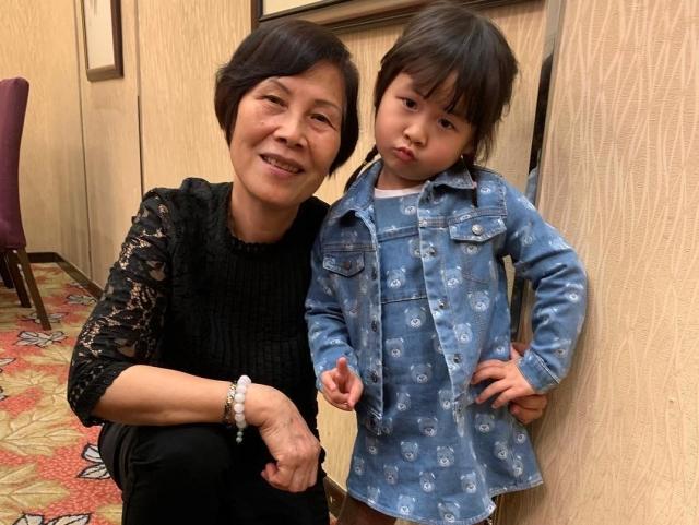 洗米嫂帶女兒為媽媽慶祝69歲生日，但老公洗米華卻不見蹤影!