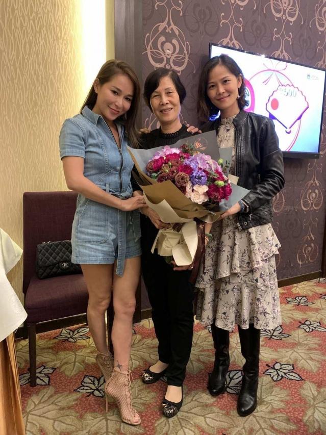 洗米嫂帶女兒為媽媽慶祝69歲生日，但老公洗米華卻不見蹤影!
