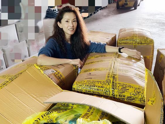 她有著國民女神的美貌，曾自曝喜歡女生，如今50歲依舊單身