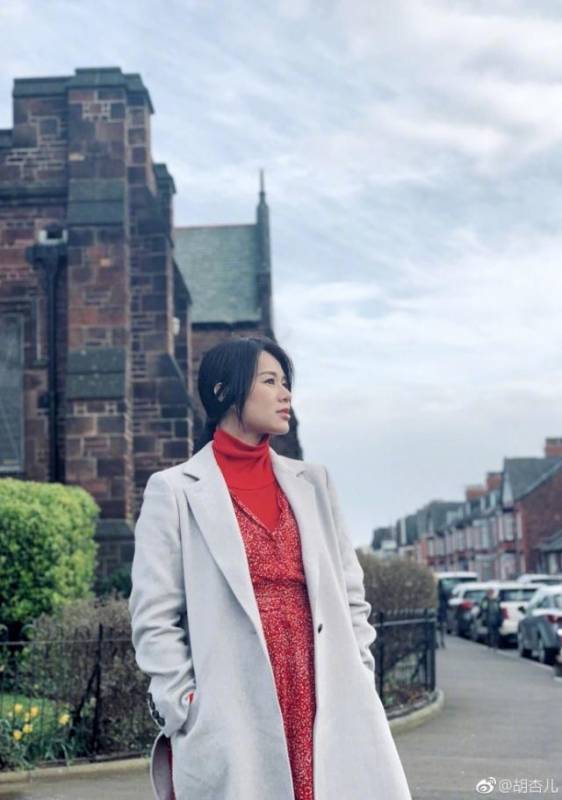 胡杏兒老公曬一家四口合影，胡杏兒的二胎孕肚已經很明顯了