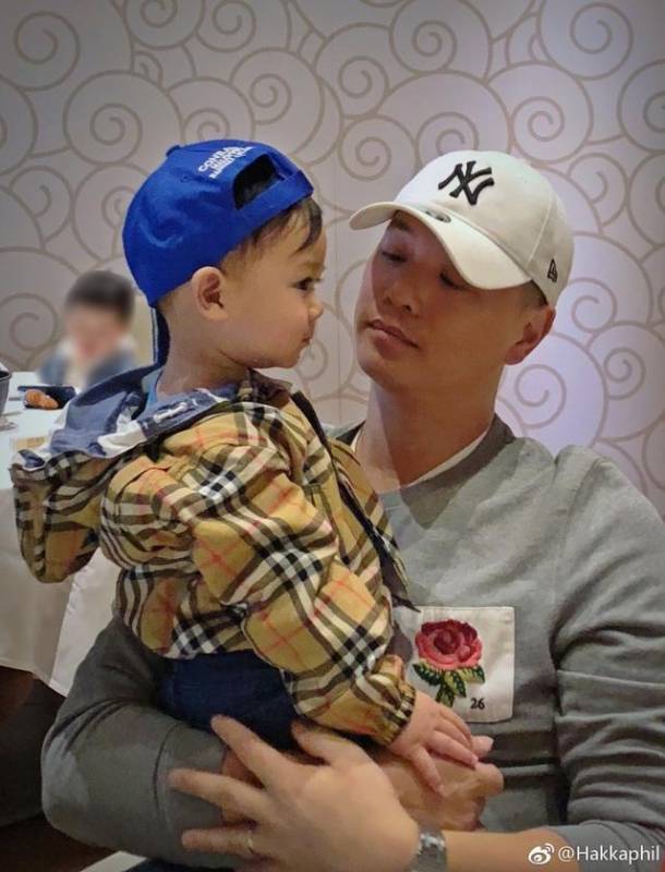 胡杏兒老公曬一家四口合影，胡杏兒的二胎孕肚已經很明顯了