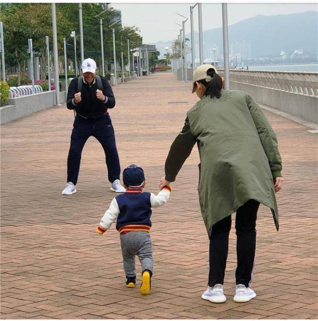 胡杏兒老公曬一家四口合影，胡杏兒的二胎孕肚已經很明顯了