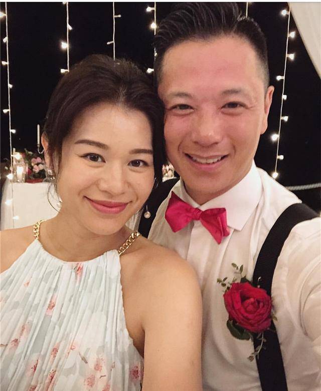 胡杏兒老公曬一家四口合影，胡杏兒的二胎孕肚已經很明顯了