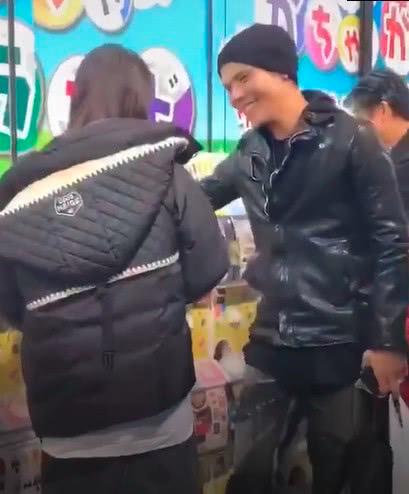 甜skr人！向佐日本街頭打郭碧婷臀部，網友笑稱好大聲！