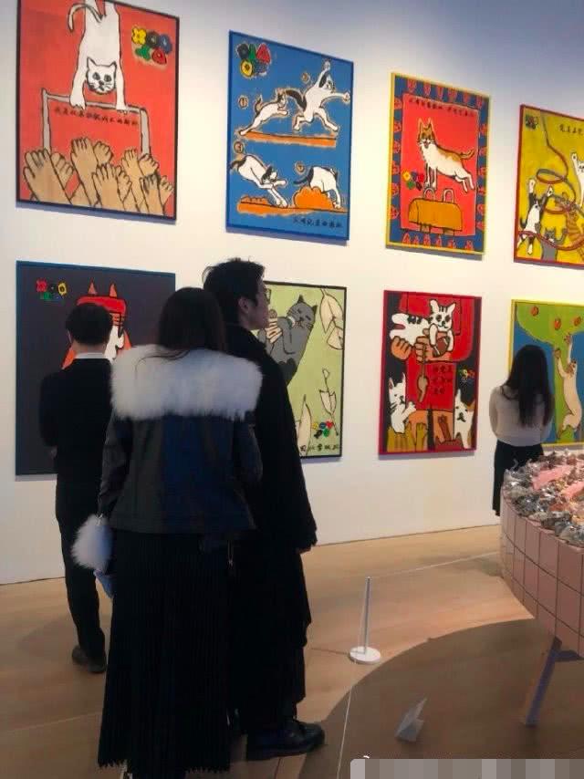 甜skr人！向佐日本街頭打郭碧婷臀部，網友笑稱好大聲！
