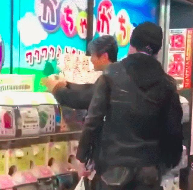 甜skr人！向佐日本街頭打郭碧婷臀部，網友笑稱好大聲！