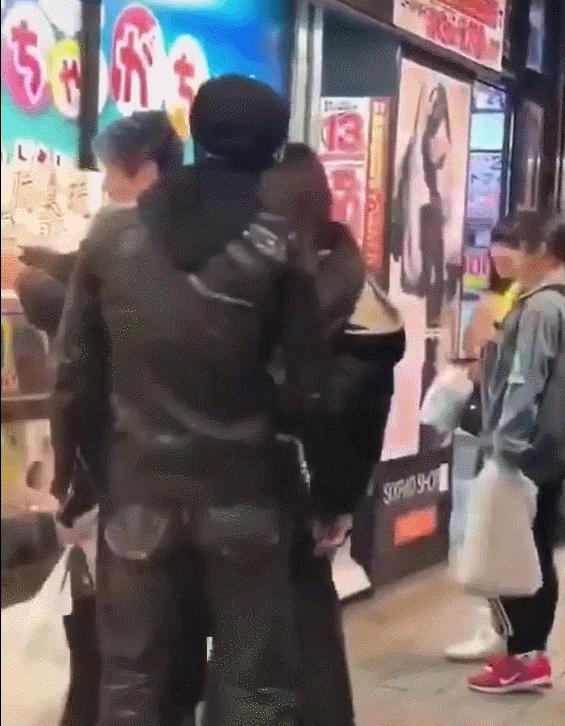 甜skr人！向佐日本街頭打郭碧婷臀部，網友笑稱好大聲！