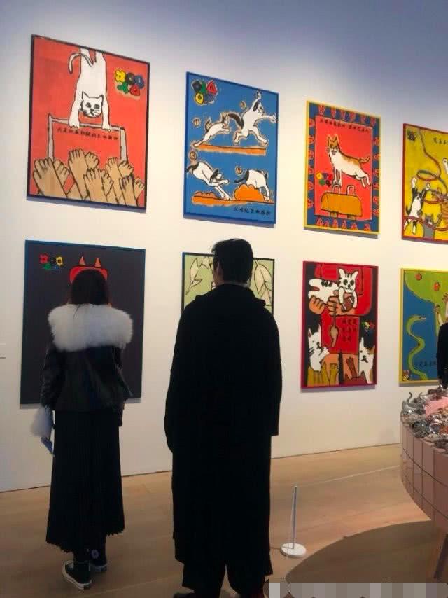 甜skr人！向佐日本街頭打郭碧婷臀部，網友笑稱好大聲！