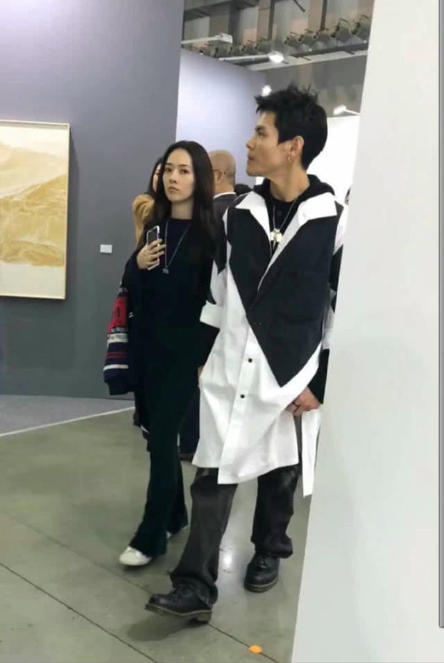 甜skr人！向佐日本街頭打郭碧婷臀部，網友笑稱好大聲！