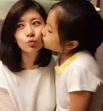 梧桐妹「真面目」終於曝光！舅媽朱芯儀「忘記碼臉」意外讓她露面...網友大讚：小一號的賈靜雯！