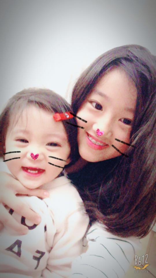 梧桐妹「真面目」終於曝光！舅媽朱芯儀「忘記碼臉」意外讓她露面...網友大讚：小一號的賈靜雯！