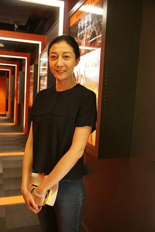 46歲吳綺莉穿裙子秀身材，難掩臉上老態，網友：好苦命！