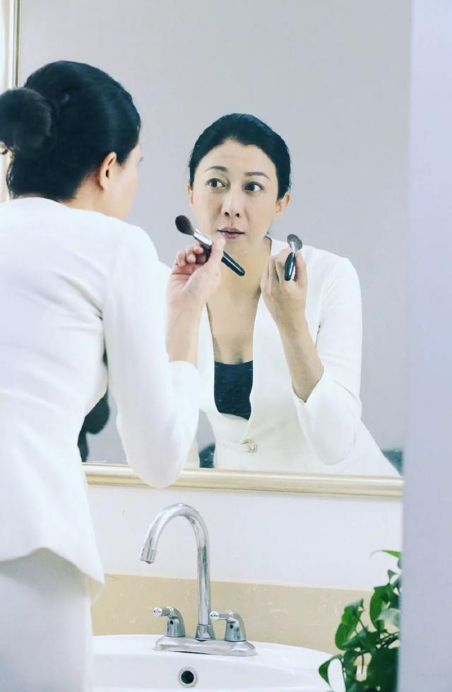 46歲吳綺莉穿裙子秀身材，難掩臉上老態，網友：好苦命！