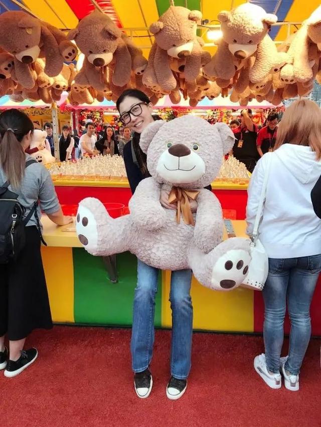 46歲吳綺莉穿裙子秀身材，難掩臉上老態，網友：好苦命！