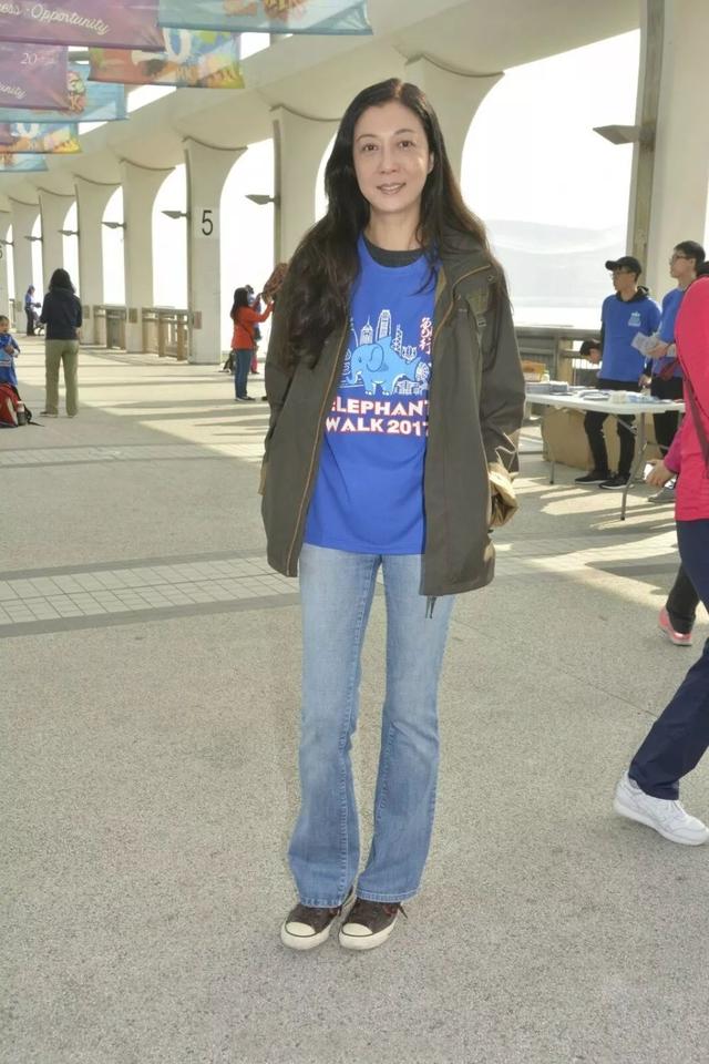 46歲吳綺莉穿裙子秀身材，難掩臉上老態，網友：好苦命！