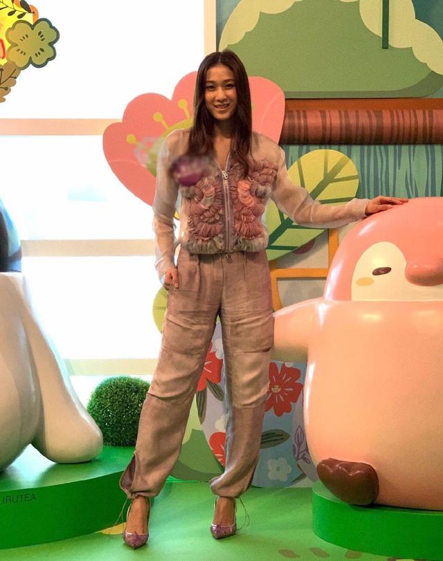 鍾嘉欣二胎後首次回港撈金，肌膚暗黃仿佛老了10歲！