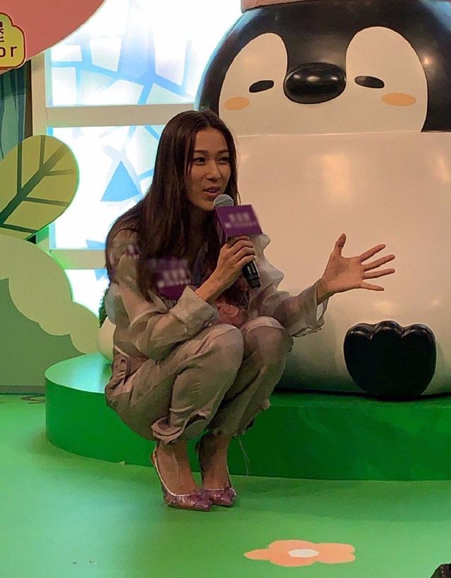 鍾嘉欣二胎後首次回港撈金，肌膚暗黃仿佛老了10歲！
