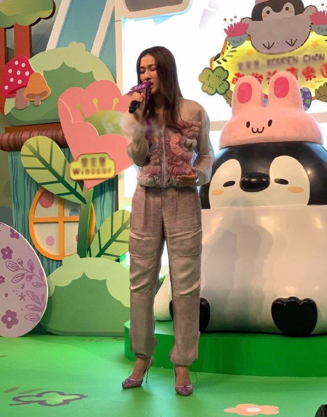 鍾嘉欣二胎後首次回港撈金，肌膚暗黃仿佛老了10歲！
