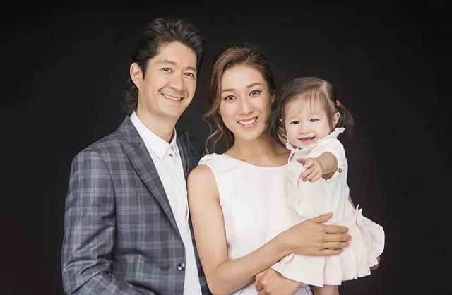 鍾嘉欣二胎後首次回港撈金，肌膚暗黃仿佛老了10歲！