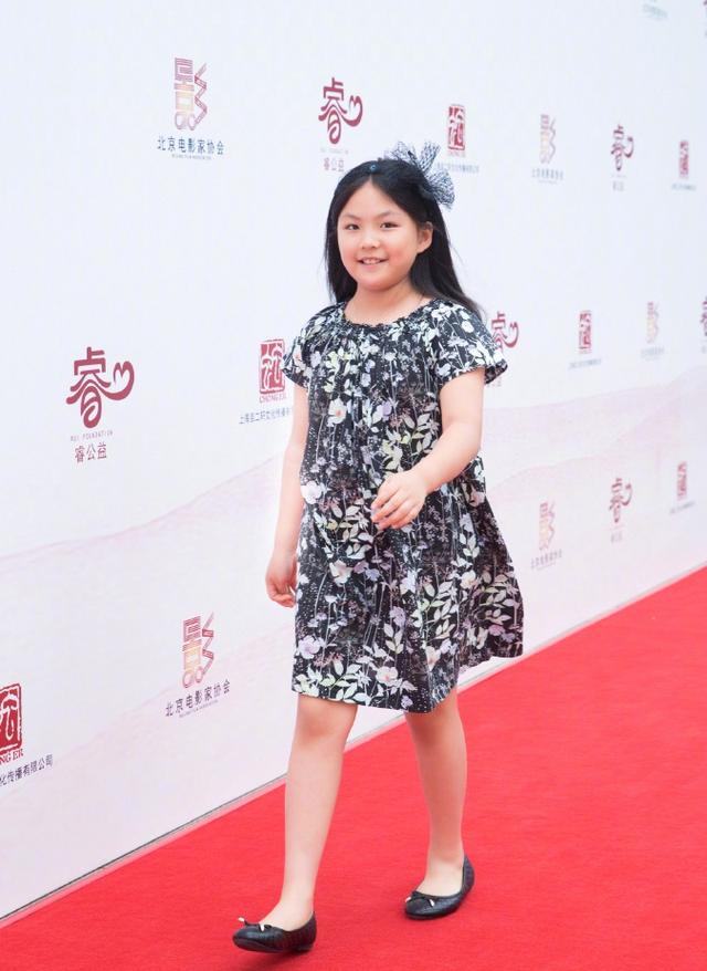 有一種「整容」叫王詩齡長大了！四肢修長，從胖妞蛻變成小美女