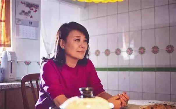 化療後變光頭！65歲TVB老戲骨患子宮癌，同性伴侶始終不離不棄！